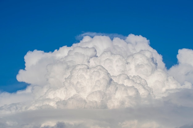 Weiße große Wolke vor dem Hintergrund des blauen Himmels. Schönes Wolkenmuster am blauen Himmel