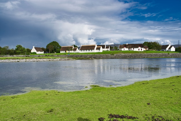 Weiße Häuser mit einem Strohdach, Grafschaft Clare, Irland