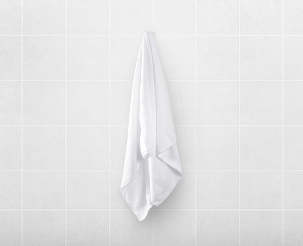 Weiße Handtücher auf Kleiderbügel im Badezimmer