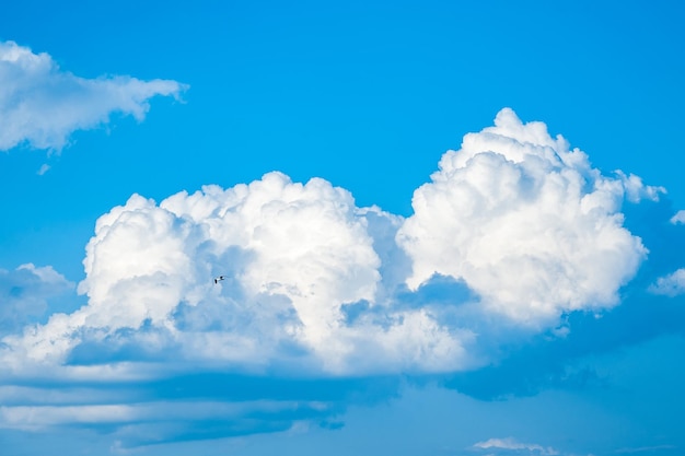 Weiße Haufenwolken am blauen Himmel