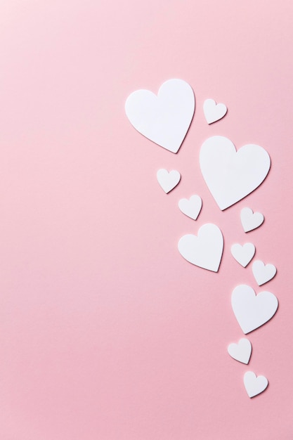 Weiße Herzen auf einem pastellrosa Hintergrund Valentinstag Muttertag Hintergrund