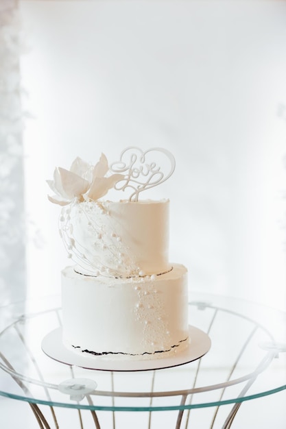 Weiße Hochzeitstorte mit Blumen und Blaubeeren