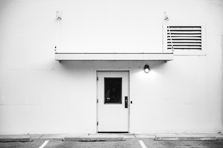 Foto weiße holztür auf weißer betonwand foto