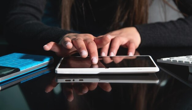 Weiße junge Frau, die ein Tablet benutzt