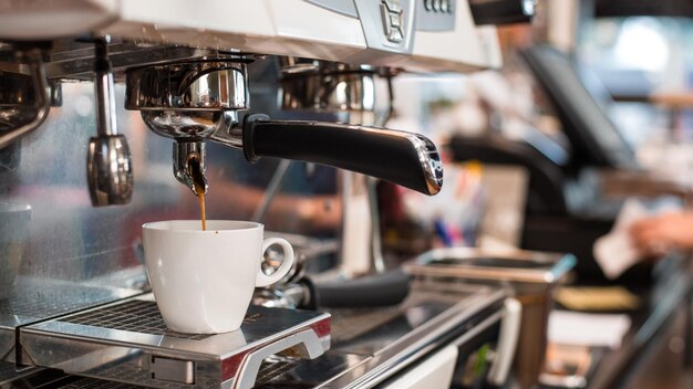 Weiße Kaffeetasse auf dem Tisch im Café