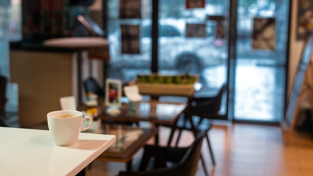 Foto weiße kaffeetasse auf dem tisch im café