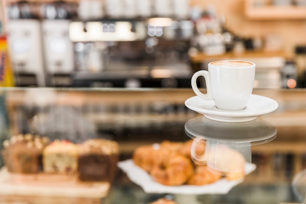 Foto weiße kaffeetasse in der bäckerei