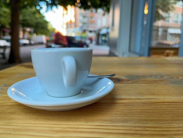 Foto weiße kaffeetasse zum frühstück auf holztisch