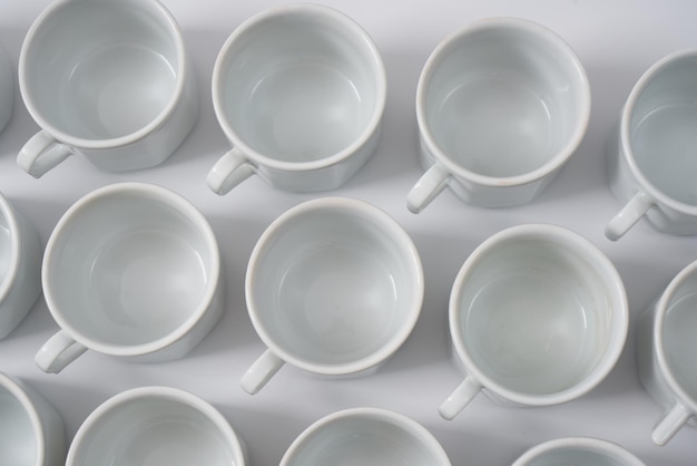 Weiße Kaffeetassen aus Keramik auf weißem Hintergrund