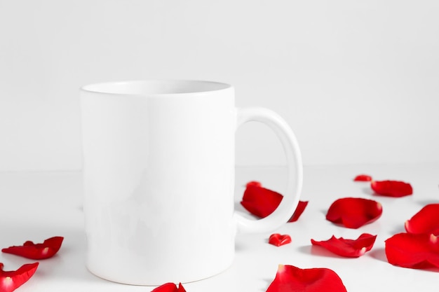 Weiße Kaffeetassenvorlage mit Kopierraum für Vorderansicht-Designmodell für den Valentinstag
