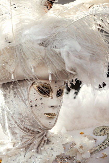 Weiße Karnevalsmaske der Frauen mit Gefieder