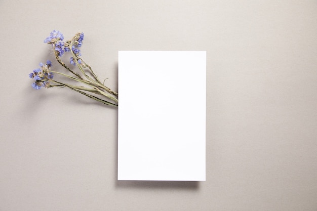 weiße Karte mit Blume auf dem Tisch