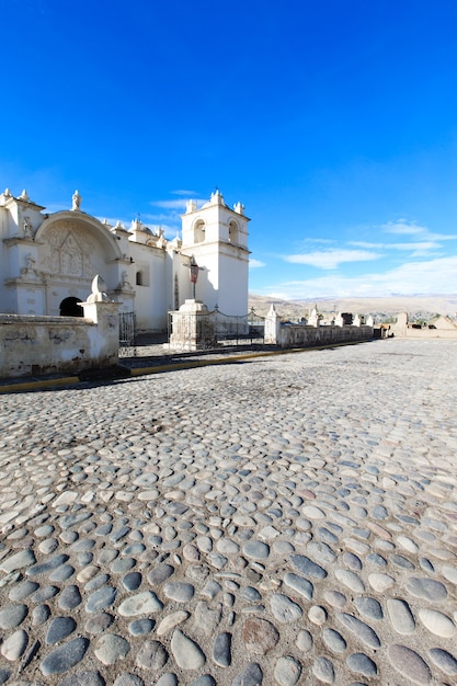 Weiße katholische Kirche im ländlichen Peru