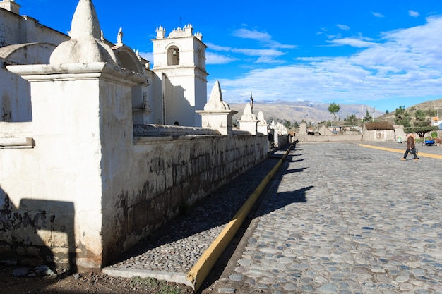 Weiße katholische Kirche im ländlichen Peru