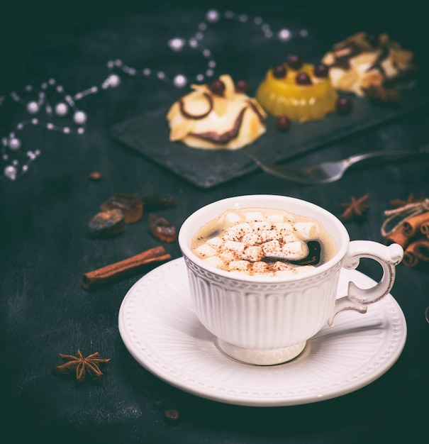 Weiße Keramik Tasse mit Kaffee