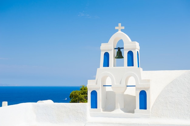 Weiße Kirche gegen den blauen Himmel und das Meer, Santorini-Insel, Griechenland.