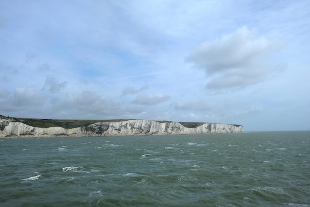 Weiße Klippen von Dover Südostengland Meer und Felsen im Sommer