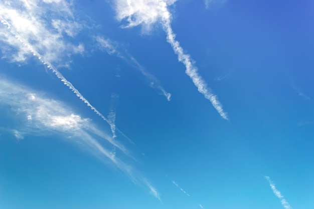 Weiße Kondensstreifen am blauen Himmel