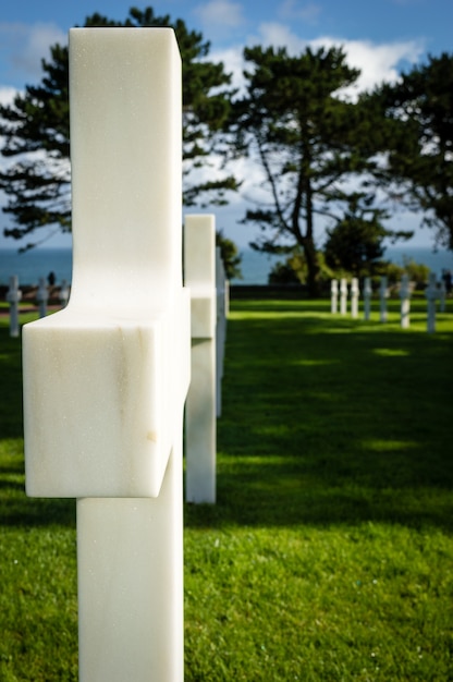 Weiße Kreuze auf dem American War Cemetery in der Nähe von Omaha Beach, Normandie (Colleville-sur-Mer), Fr