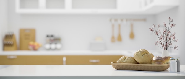 Weiße Küchentischplatte mit einem Brotkorb und Kopienraum über verschwommenem minimalem Küchenhintergrund