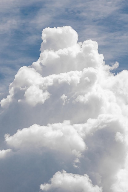 Weiße Kumuluswolken gegen einen blauen Himmel schöne große Gewitterwolken am Himmel