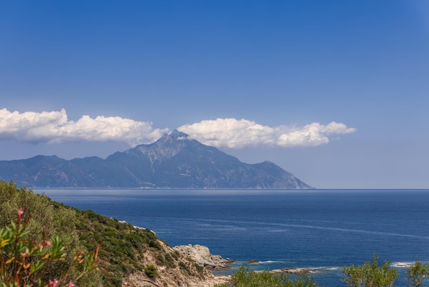 Weiße Kumuluswolken sammelten sich um die Spitze des Berges Athos