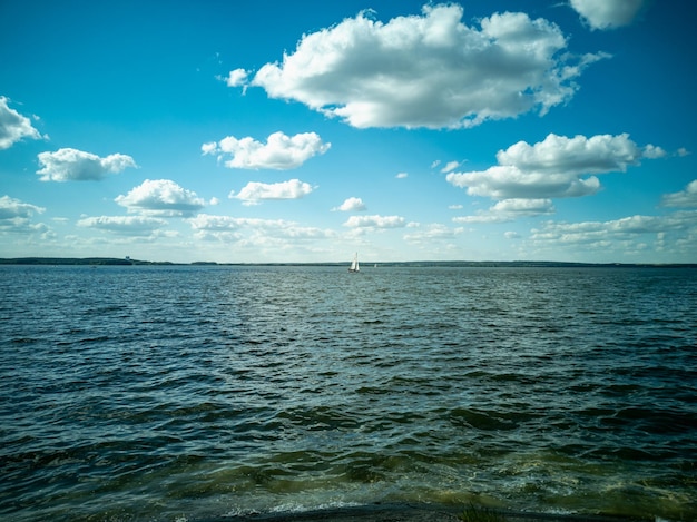 Weiße Kumuluswolken über dem See Tageslandschaft