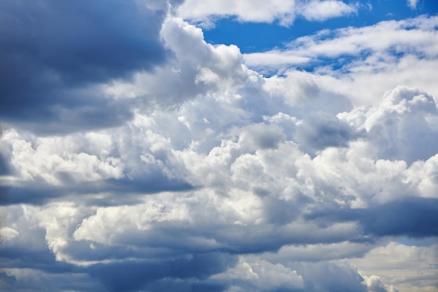 Weiße Kumuluswolkenbildung im blauen Himmel im sonnigen Sommertag Dramatischer Himmel mit stürmischen Wolken vor oder nach starkem Regen Bewölkter blauer Himmel Dramatische Wolkengebilde Malerische Landschaft Unbeständiges Wetter