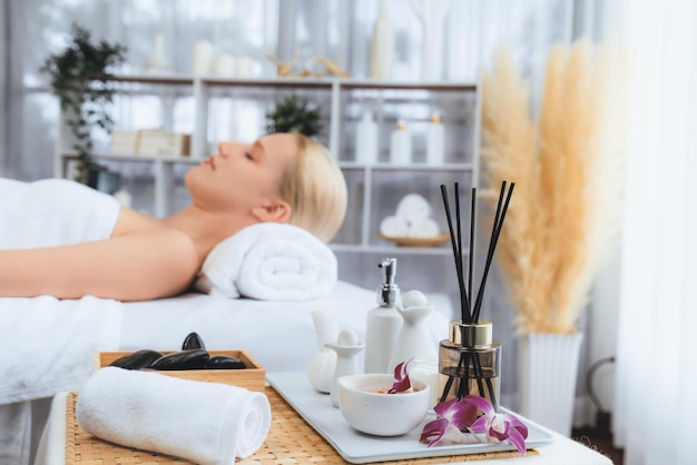 Weiße Kundin genießt eine entspannende Antistress-Massage Ruhe
