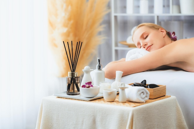 Weiße Kundin genießt eine entspannende Antistress-Massage Ruhe