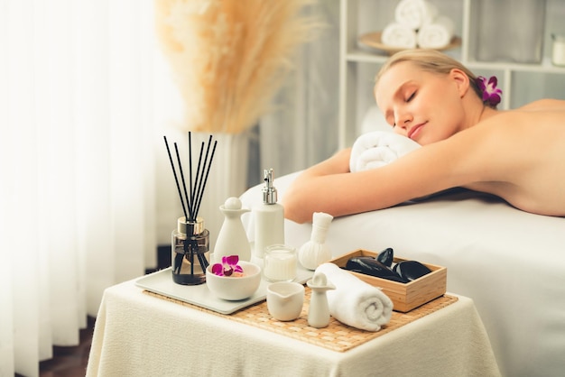 Weiße Kundin genießt eine entspannende Antistress-Massage Ruhe