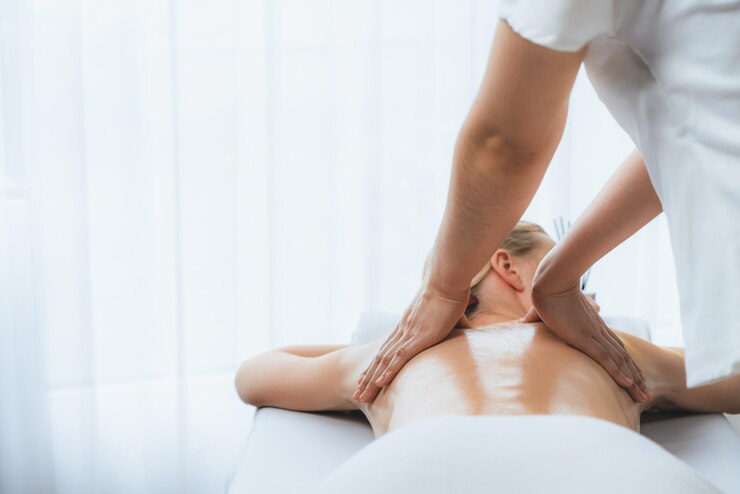 Foto weiße kundin genießt eine entspannende antistress-massage ruhe