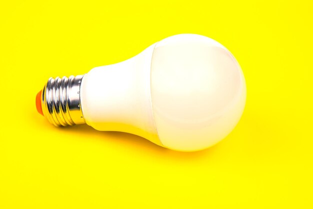 Weiße LED-Lampe auf gelbem Hintergrund