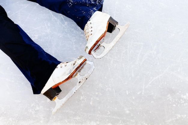 Weiße Lederschlittschuhe auf Eis