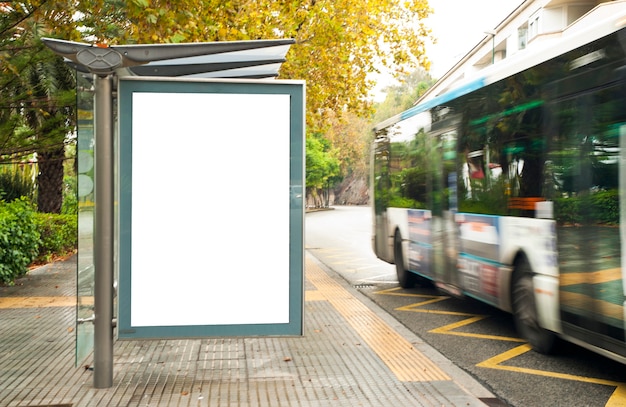 Weiße leere vertikale Plakatwand an der Bushaltestelle auf der Stadtstraße