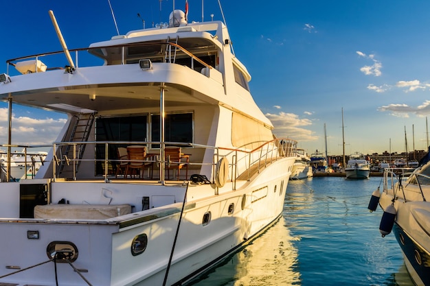 Weiße Luxusyacht in einem Seehafen von Hurghada Egypt Marina mit touristischen Booten am Roten Meer