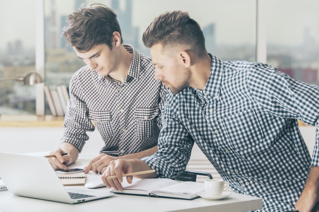 Weiße Männer, die an einem Projekt arbeiten