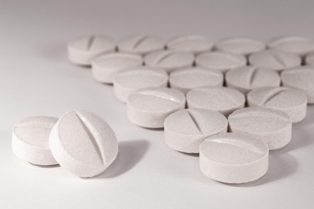 Weiße medizinische Pillen und Tabletten auf weißem Hintergrund Nahaufnahmefoto von medizinischen Präparaten mit Kopierbereich