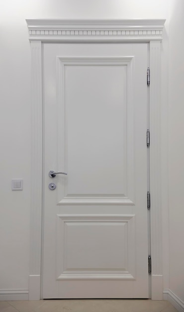 Weiße moderne Holztür Innentür an einer weißen Wand