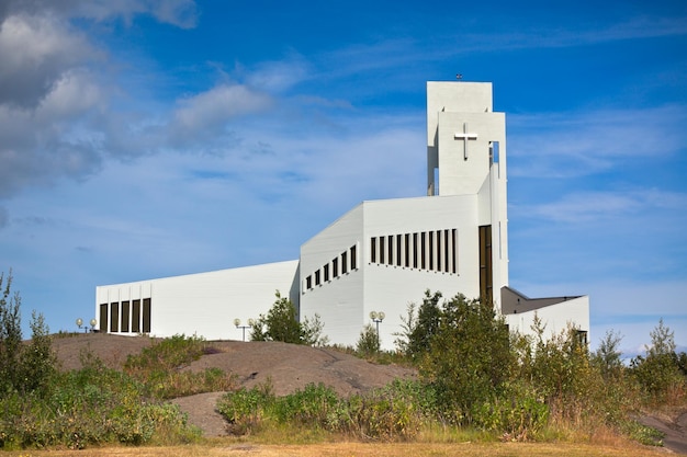 Weiße moderne Island-Kirche