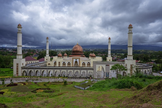 Weiße Moschee am schönen Tag