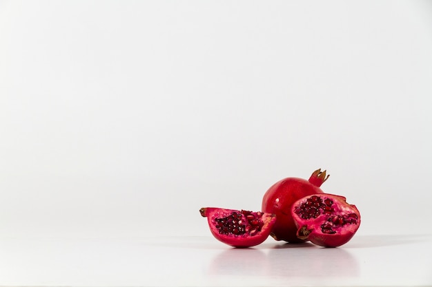 Weiße Oberfläche mit leckeren pomegranates