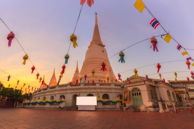 Weiße Pagode in Wat Prayurawongsawat Worawihan