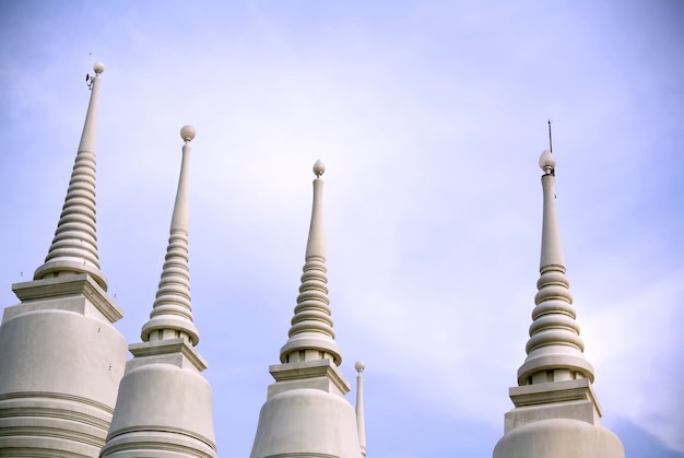 Weiße Pagoden in Folge am buddhistischen Tempel