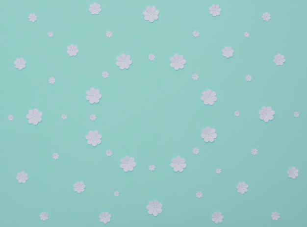 Weiße Papierblumen auf hellblauem Hintergrund