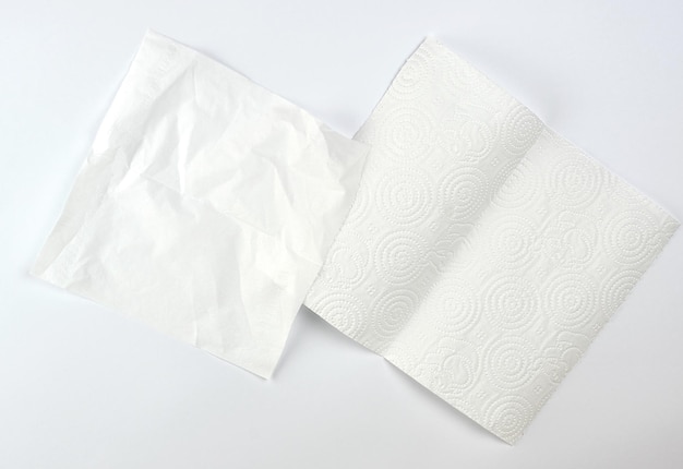 weiße Papierserviette für Gesicht und Körper auf einem weißen Gesichtsgewebe