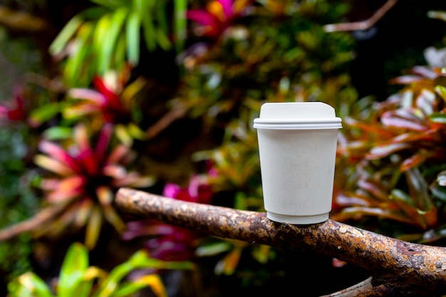 weiße Papiertasse Kaffee in der schönen Natur