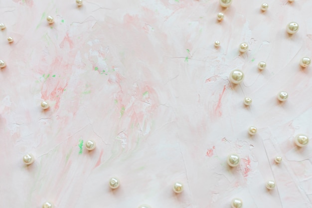 Weiße Perlen auf Pink. Kreativer abstrakter Hintergrund