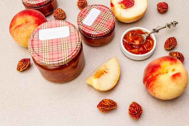 Weiße Pfirsichmarmelade, Konfitüre, Chutney im Glas