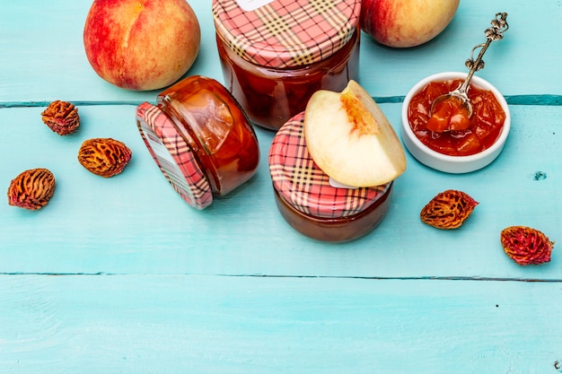 Weiße Pfirsichmarmelade, Konfitüre, Chutney im Glas